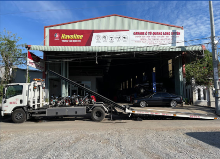 Hình ảnh đội ngũ kỹ thuật viên Garage Auto Quang Long Xuyên đang làm việc