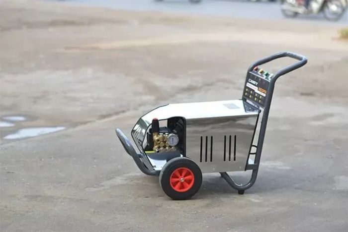 Hình ảnh minh họa máy rửa xe Camry trong quá trình vận hành