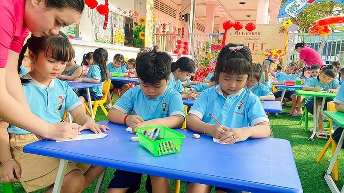 Hình ảnh hoạt động vui chơi của các bé tại Hồng Hà