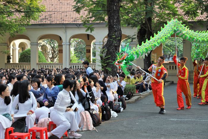 Ảnh 1: Toàn cảnh kiến trúc Pháp cổ đầy hoài niệm của THPT Chuyên Lê Hồng Phong