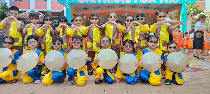 Hình ảnh lớp học hiện đại tại Long Tuyền