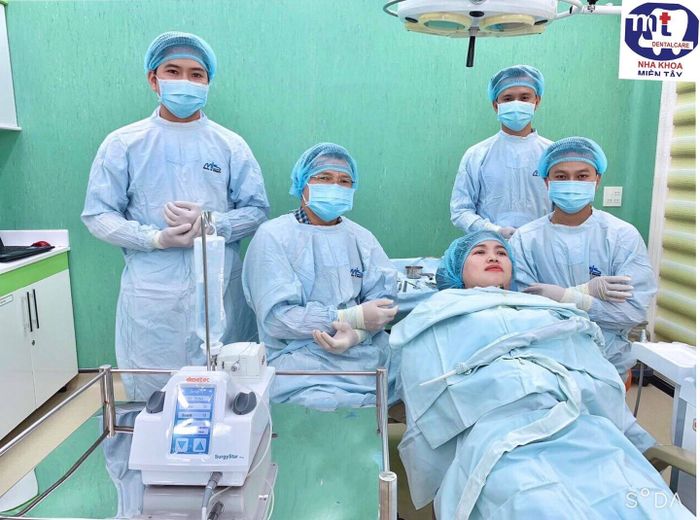 Hình ảnh 2: Đội ngũ bác sĩ chuyên môn cao tại Nha Khoa Miền Tây