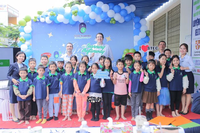 STEC Academy ảnh 2 - Hình ảnh lưu giữ những khoảnh khắc rực rỡ của học viên trên chặng đường chinh phục ngoại ngữ.