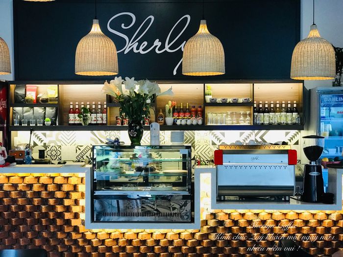 Sherlyn Coffee - Không gian ấm áp trong ánh đèn vàng dịu