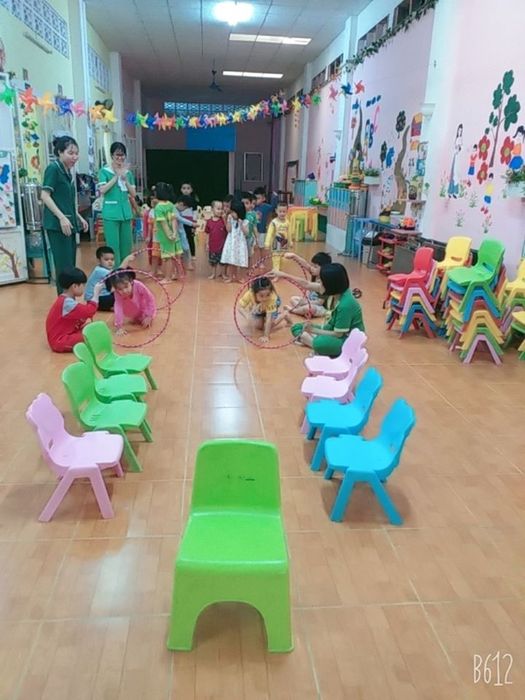 Hình ảnh khuôn viên tràn ngập ánh sáng tại Hướng Dương