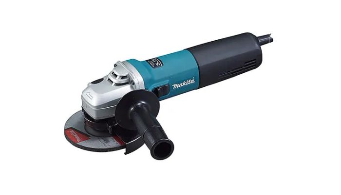 Hình ảnh máy mài Makita trong quá trình gia công chuyên nghiệp