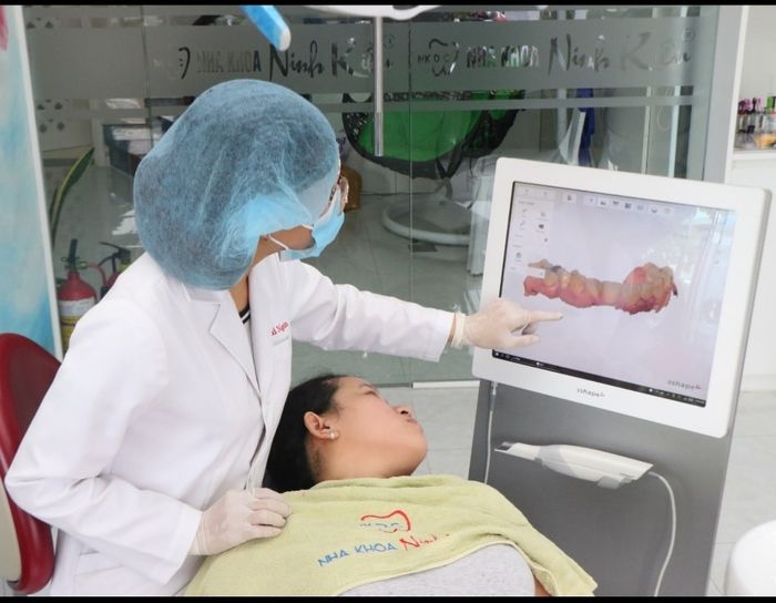 Hình ảnh 2: Bác sĩ chuyên môn cao đang thăm khám tại Nha Khoa Ninh Kiều