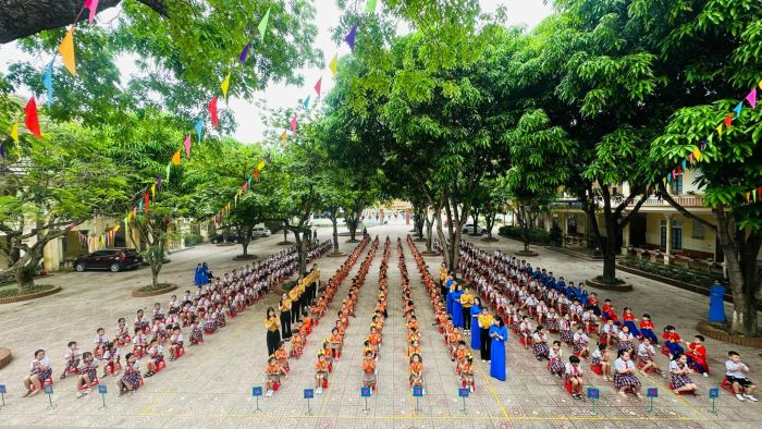 Khuôn viên xanh mát của Tiểu học Nghi Ân