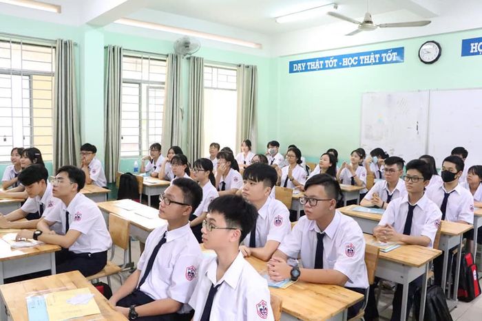 Ảnh 2: Khuôn viên rộng lớn và kiến trúc độc đáo của THPT Phú Nhuận