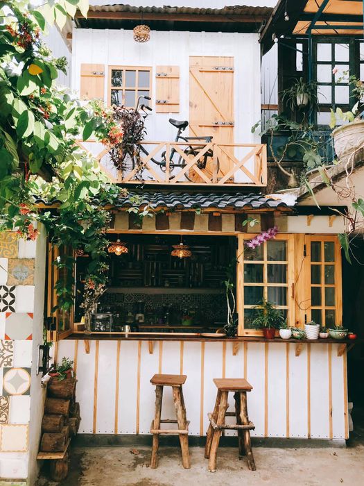 Không gian ấm áp đầy ánh sáng tại Tiệm Cà Phê Gác Xép