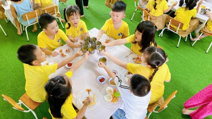 Hình ảnh đầu tiên về Trường Mầm Non Bibi - không gian học tập tràn ngập ánh sáng tự nhiên, nơi những bước chân nhỏ đầu đời được nâng niu và dìu dắt.