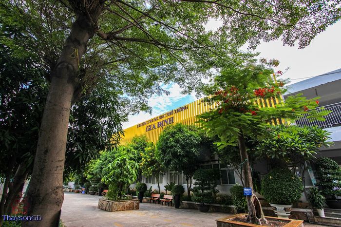Ảnh 2: Giờ học sôi nổi tại lớp học khang trang của THPT Gia Định