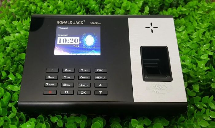Hình ảnh thực tế máy chấm công Ronald Jack - Thiết kế Malaysia tinh xảo