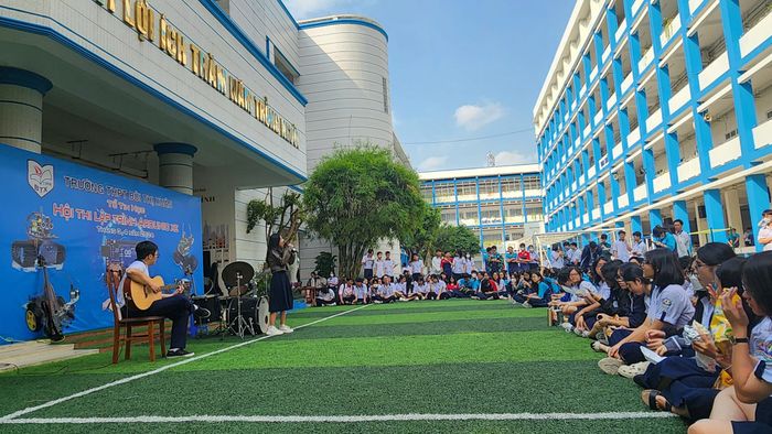 Ảnh 1: Toàn cảnh kiến trúc ấn tượng của trường THPT Bùi Thị Xuân