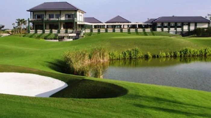 Sân golf Vân Trì được bảo vệ trong khu vực an ninh nghiêm ngặt, mang lại không gian chơi golf an toàn và yên tĩnh cho các golfer.