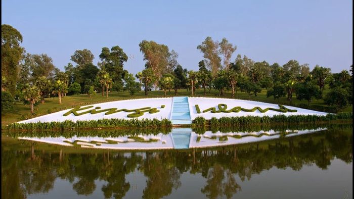 Kings’ Island Golf rộng lớn với diện tích 350 ha mặt đất và 1.500 ha mặt hồ, mang lại không gian chơi golf đẳng cấp giữa thiên nhiên tươi đẹp.