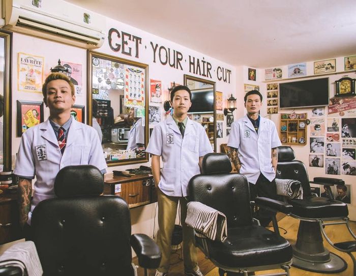 Học viên thực hành dưới sự hướng dẫn tại Thom×Hien Barber Shop