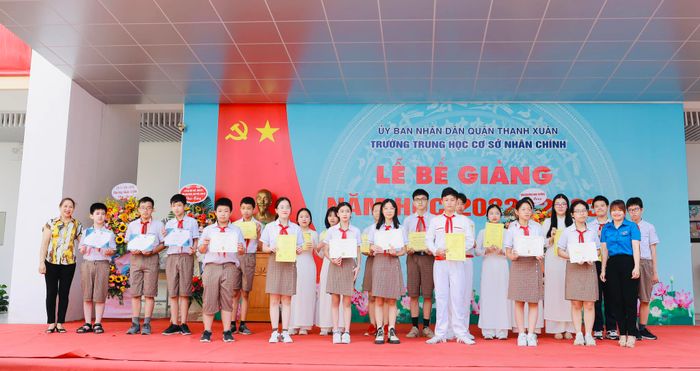 Hình ảnh thư viện và khuôn viên xanh tại THCS Nhân Chính