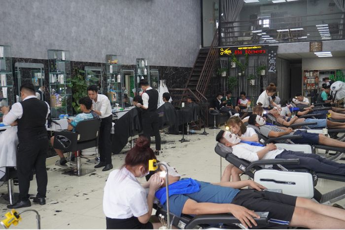 Học viên thực hành tại xưởng đào tạo Bi Roen Academy