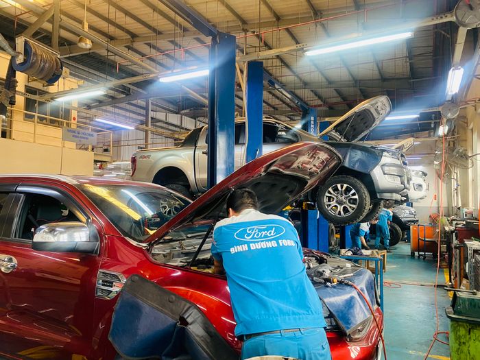 Hình ảnh đội ngũ kỹ thuật viên tận tâm tại Bình Dương Ford