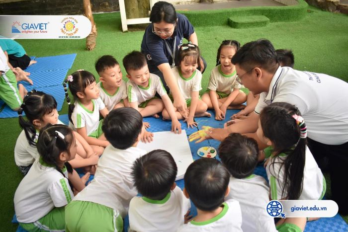 Gia Việt - Hình ảnh 2: Học viên thiếu niên trong giờ học tương tác với giáo viên bản ngữ