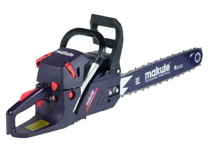 Hình ảnh thực tế máy cưa xích Makute đang hoạt động