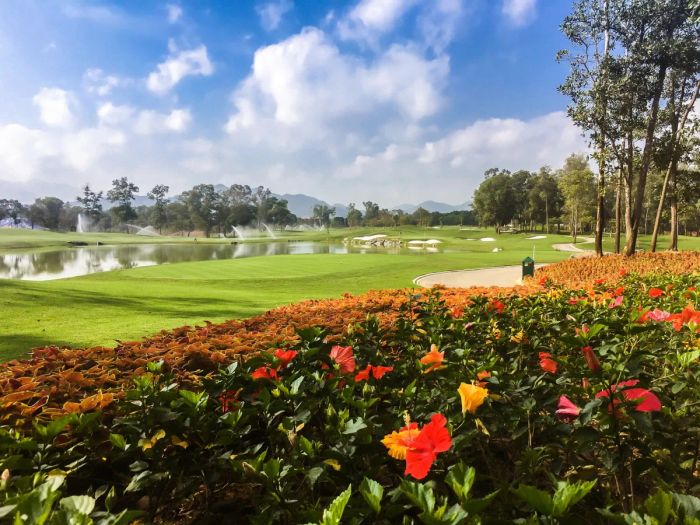 Sân golf Lakeside mang đến trải nghiệm chơi golf tuyệt vời bên hồ nước, trong khi sân Mountain View được bao bọc bởi núi non hùng vĩ, tạo nên một không gian độc đáo cho các golfer.