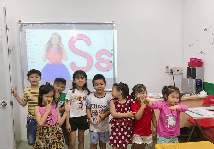 Hình ảnh lớp học sinh động tại Trung Tâm Ngoại Ngữ Trí Tuệ Việt