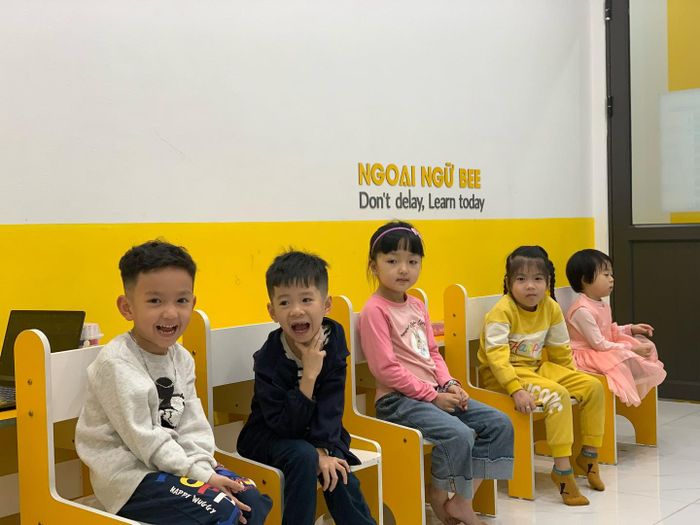 Hình ảnh lớp học sinh động tại Trung tâm Ngoại Ngữ Bee