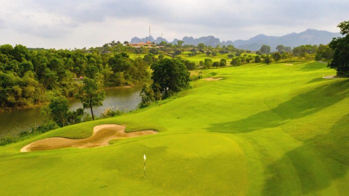Sân golf Sky Lake gồm hai sân 18 hố, tọa lạc tại khu vực hồ Văn Sơn, Chương Mỹ, mang đến không gian chơi golf đẳng cấp, hoàn hảo cho mọi golfer.