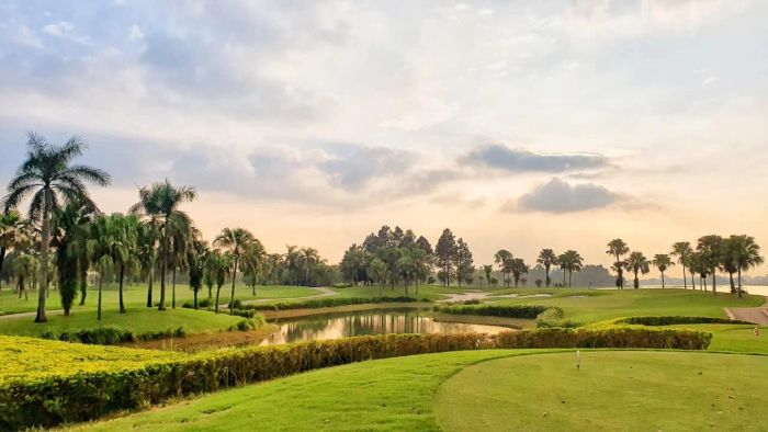 Sân golf được thiết kế với phong cách cổ điển, mang đến không gian thanh thoát và đầy vẻ quý phái.