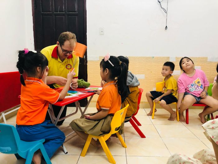 Hình ảnh lớp học sinh động tại Anh ngữ Hello Kids