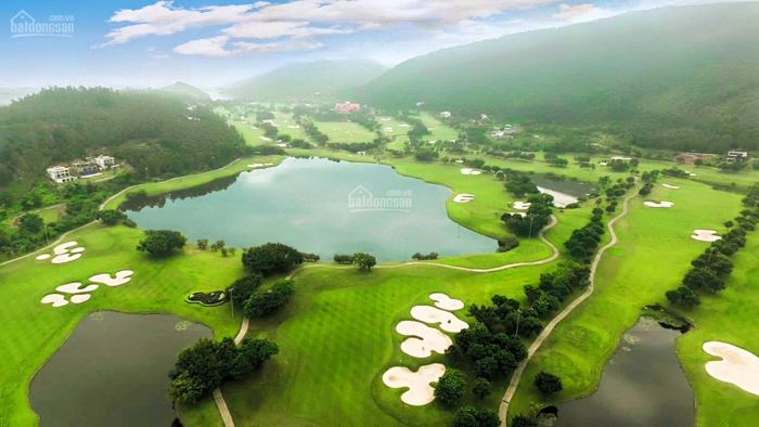 Không gian nơi đây nổi bật với thiên nhiên hùng vĩ, suối, hồ và thác nước, tạo nên một bức tranh hoàn hảo giữa lòng thiên nhiên.