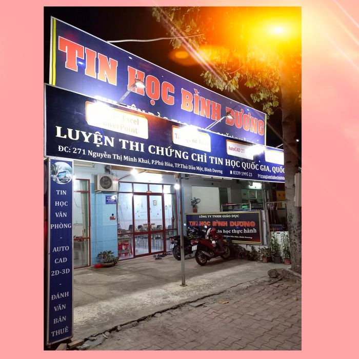 Hình ảnh giảng viên và học viên tương tác tại Trung Tâm Tin Học Bình Dương