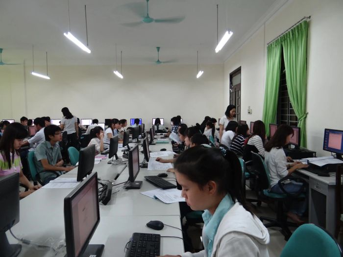 Hình ảnh giảng viên hướng dẫn học viên thực hành