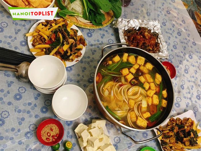 Lẩu ếch tại quán <strong>Ê Đen</strong> không chỉ đơn giản là món ăn quen thuộc mà còn là một trải nghiệm đặc biệt, với hương vị măng chua cay đậm đà và cách chế biến tỉ mỉ của các đầu bếp. Ngoài món lẩu, quán còn phục vụ nhiều món ăn ngon khác, đảm bảo thỏa mãn mọi khẩu vị. Đi ăn cùng bạn bè là lựa chọn tuyệt vời để bạn có thể thưởng thức trọn vẹn hương vị phong phú của quán.