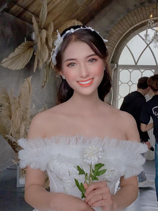 Khoảnh khắc rạng ngời của cô dâu tại Violet Wedding