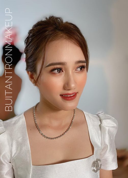 Vẻ đẹp lộng lẫy của cô dâu qua nghệ thuật trang điểm Bùi Tấn Tròn