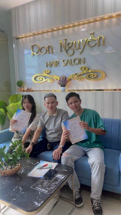 Hình ảnh học viên thực hành tại Viện Đào Tạo Tóc Salon RON