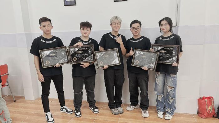 Học viên thực hành kỹ thuật Barber chuyên nghiệp
