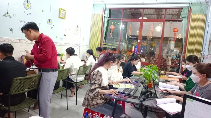 Hình ảnh lớp học với trang thiết bị hiện đại tại Trung Tâm Tin Học Bình Dương