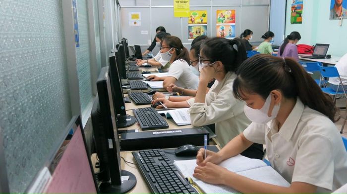 Hình ảnh thực hành tin học tại Trung tâm Đào tạo Bình Dương