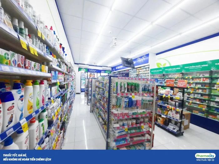 Hình ảnh thực tế Pharmacity - không gian nhà thuốc sạch sẽ, bày trí khoa học