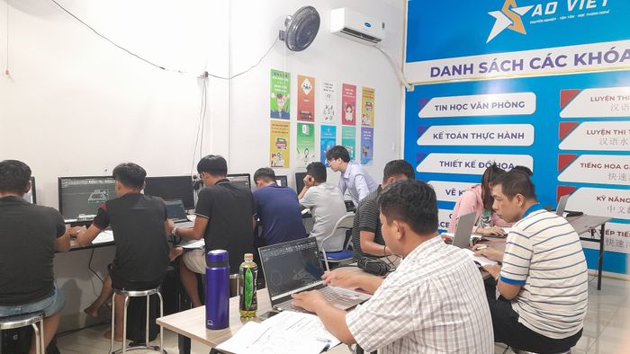 Hình ảnh giảng viên hướng dẫn học viên tại Trung Tâm Tin học Sao Việt