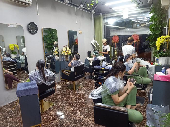 Hình ảnh thực tế về không gian đào tạo tại HairSalon Chiến Pro