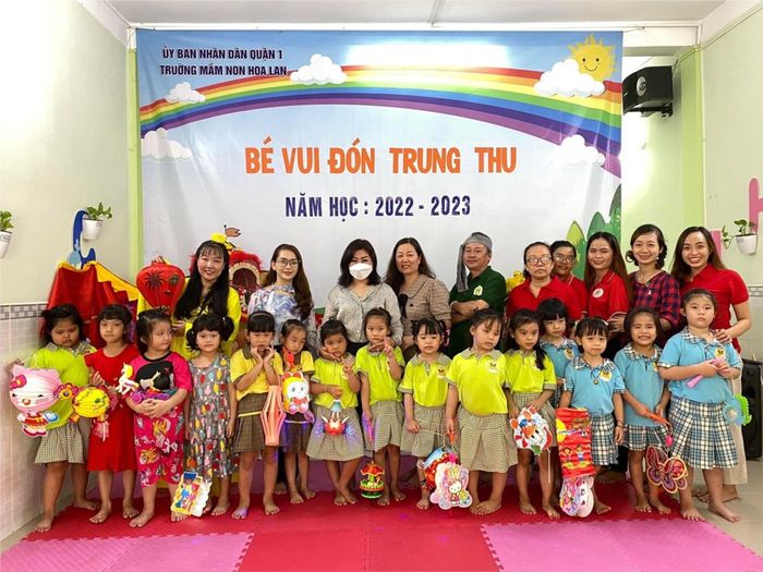 Khu vui chơi ngoài trời xanh mát tại Trường Mầm non Hoa Lan
