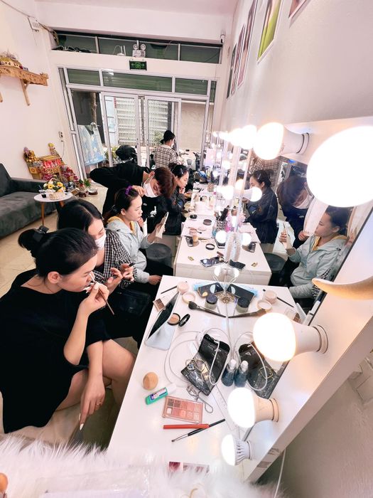 Khoảnh khắc tỏa sáng cùng Chi Phạm Make Up