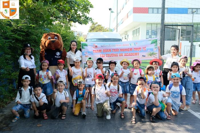 Hoạt động vui chơi sáng tạo của bé tại Mầm Non Thần Đồng Việt