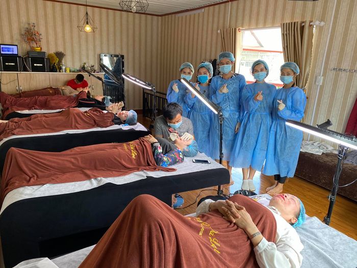 Tường Vy Đà Lạt luôn là một tên tuổi nổi bật trong ngành thẩm mỹ tại Đà Lạt. Tại đây, học viên không chỉ được học nghề mà còn được truyền lửa đam mê từ những người thầy tận tâm, giàu kinh nghiệm trong lĩnh vực phun xăm thẩm mỹ.