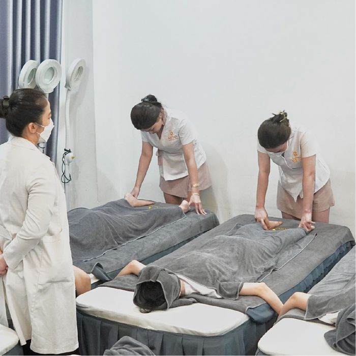 Rena Beauty Academy ảnh 2 - Không gian học tập chuyên nghiệp với các phòng thực hành spa tiêu chuẩn, nơi học viên được trải nghiệm môi trường làm việc thực tế ngay trong quá trình học.